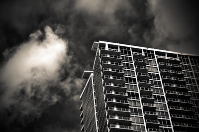 阴天下建筑物的灰度摄影